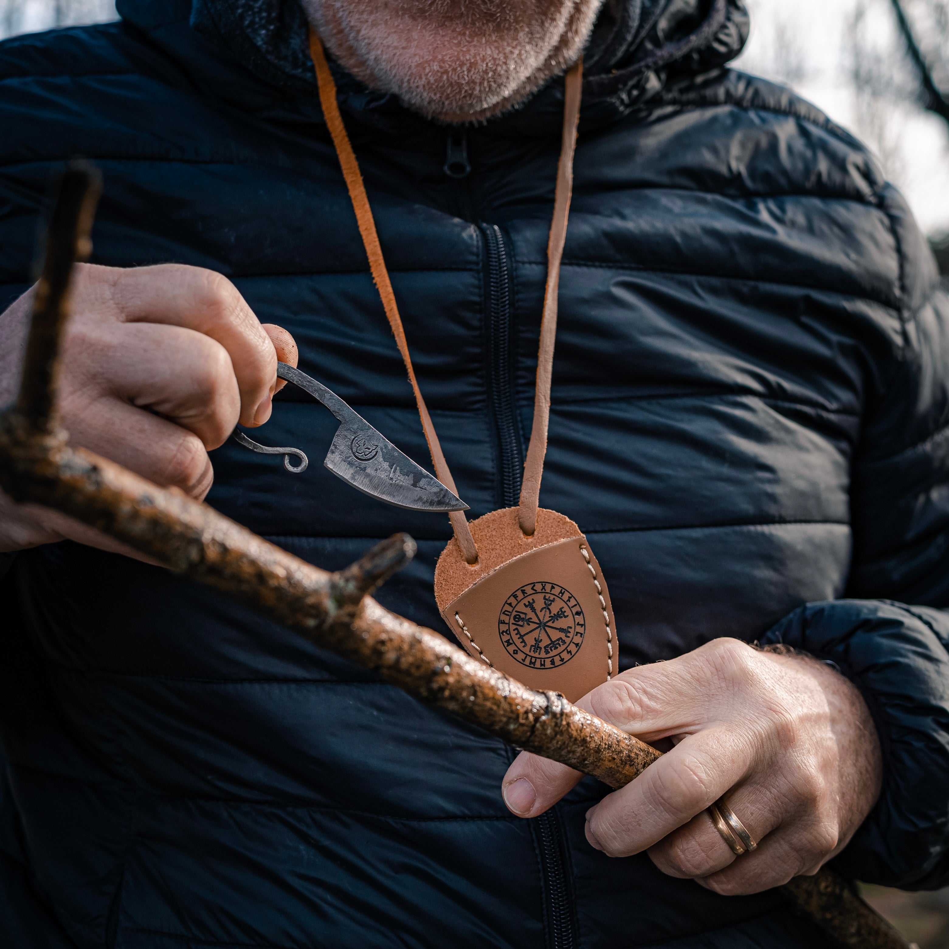 Cuchillo artesanal con colgante Vikingo