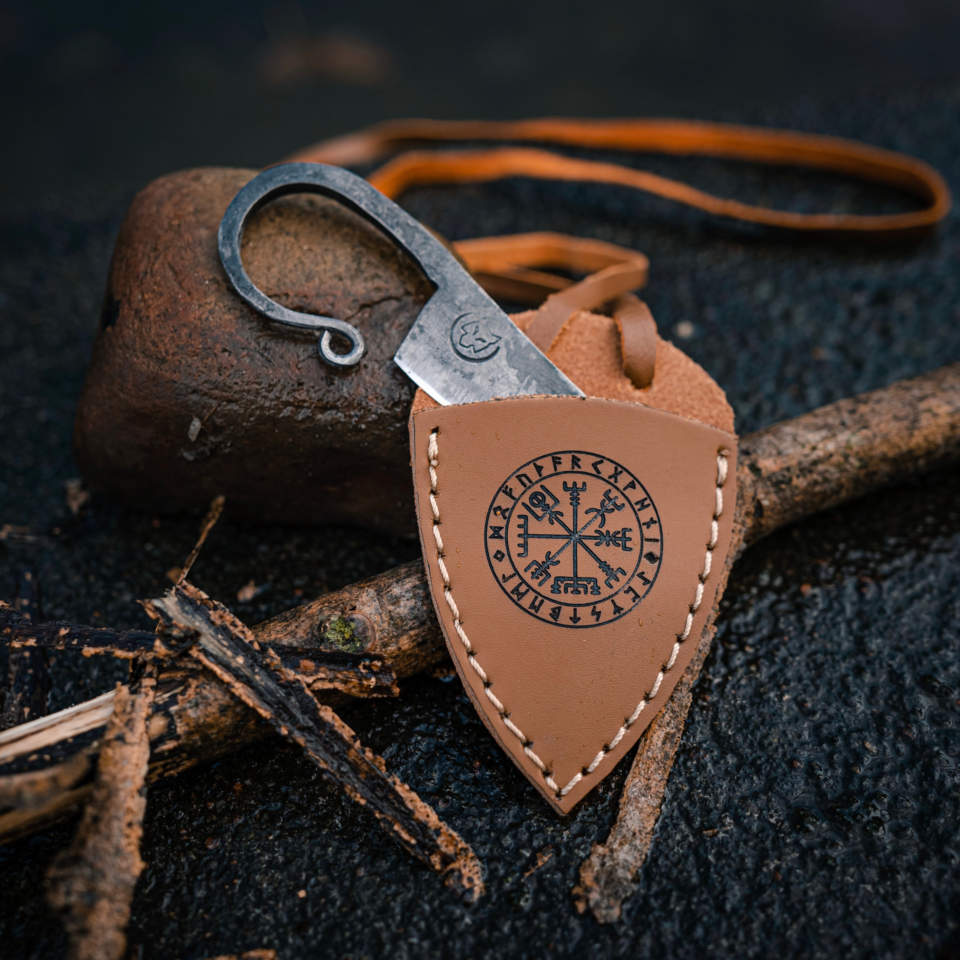 Cuchillo artesanal con colgante Vikingo