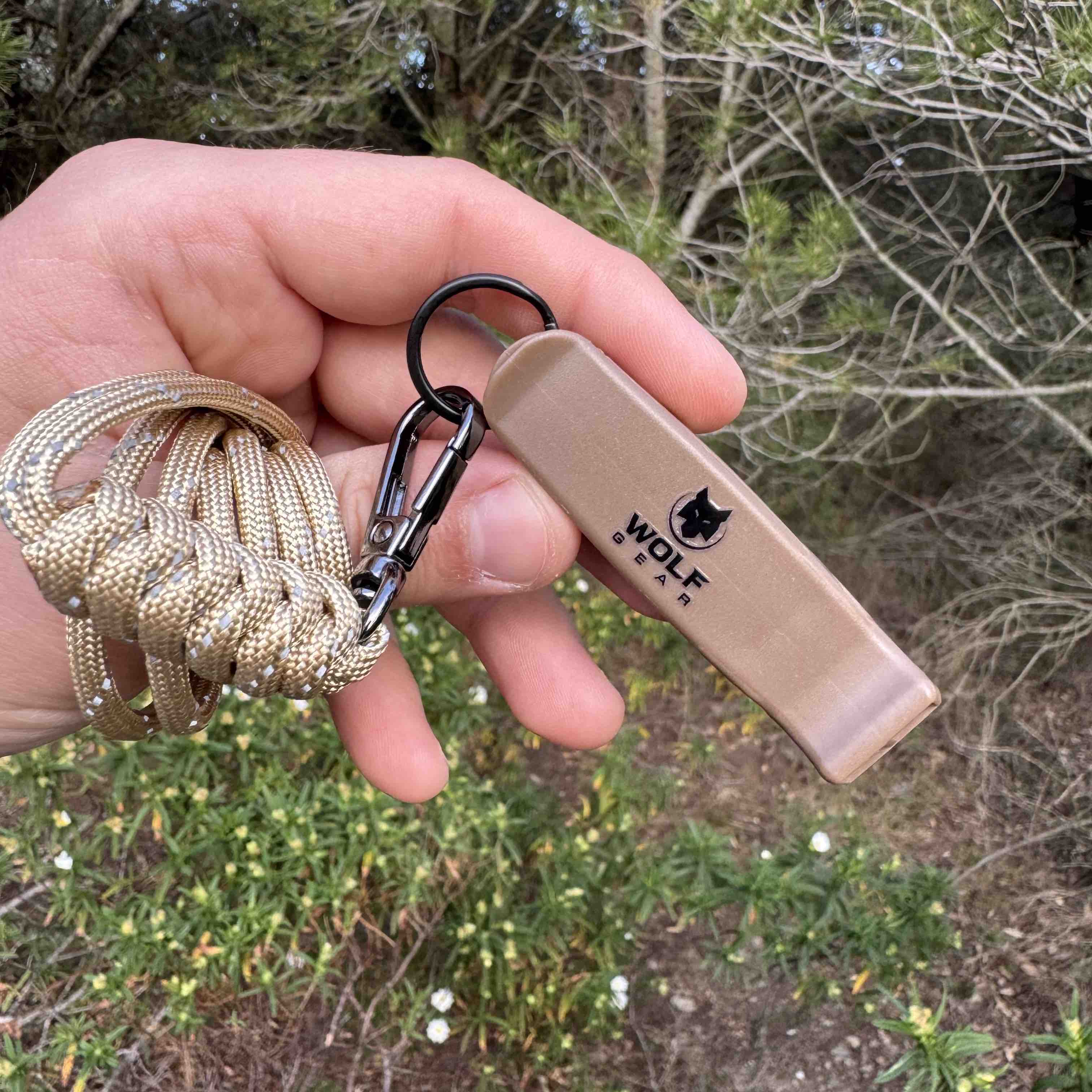 Silbato de emergencia con paracord reflectante