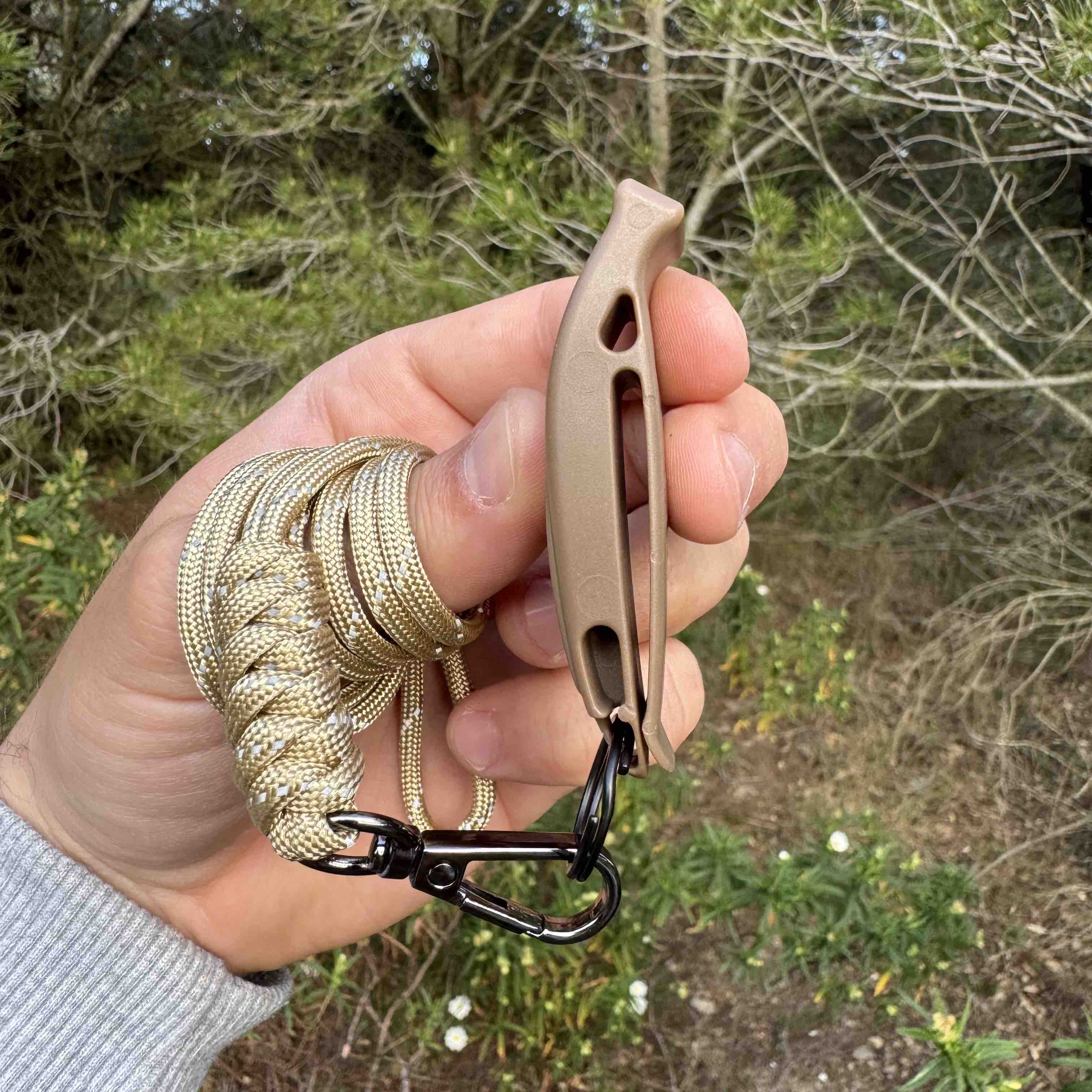 Silbato de emergencia con paracord reflectante