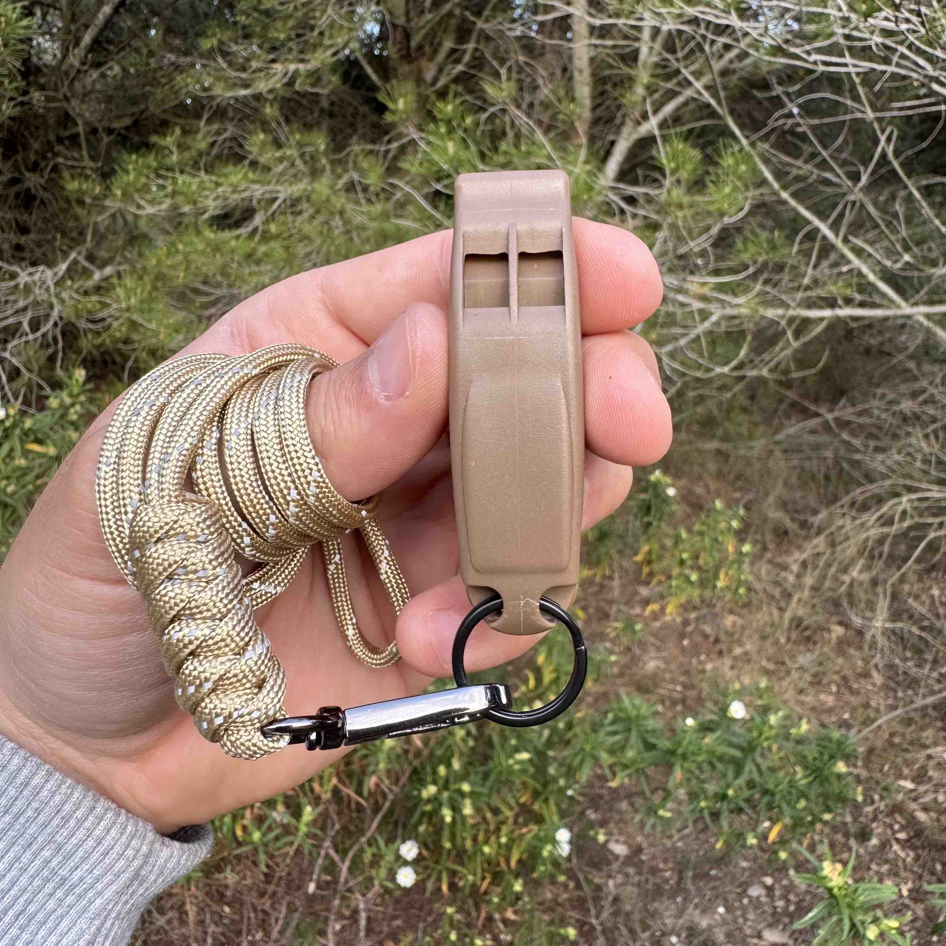 Silbato de emergencia con paracord reflectante
