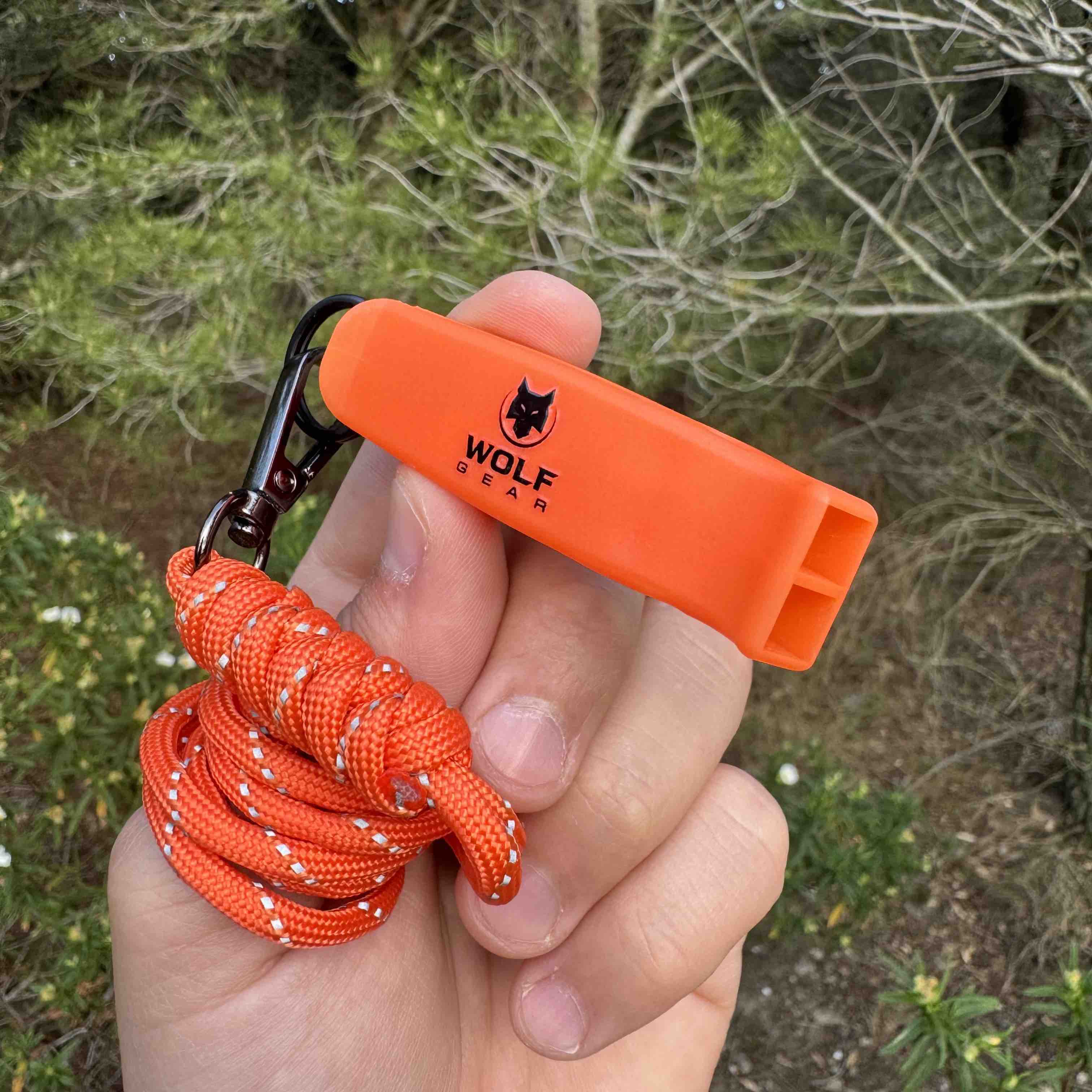 Silbato de emergencia con paracord reflectante