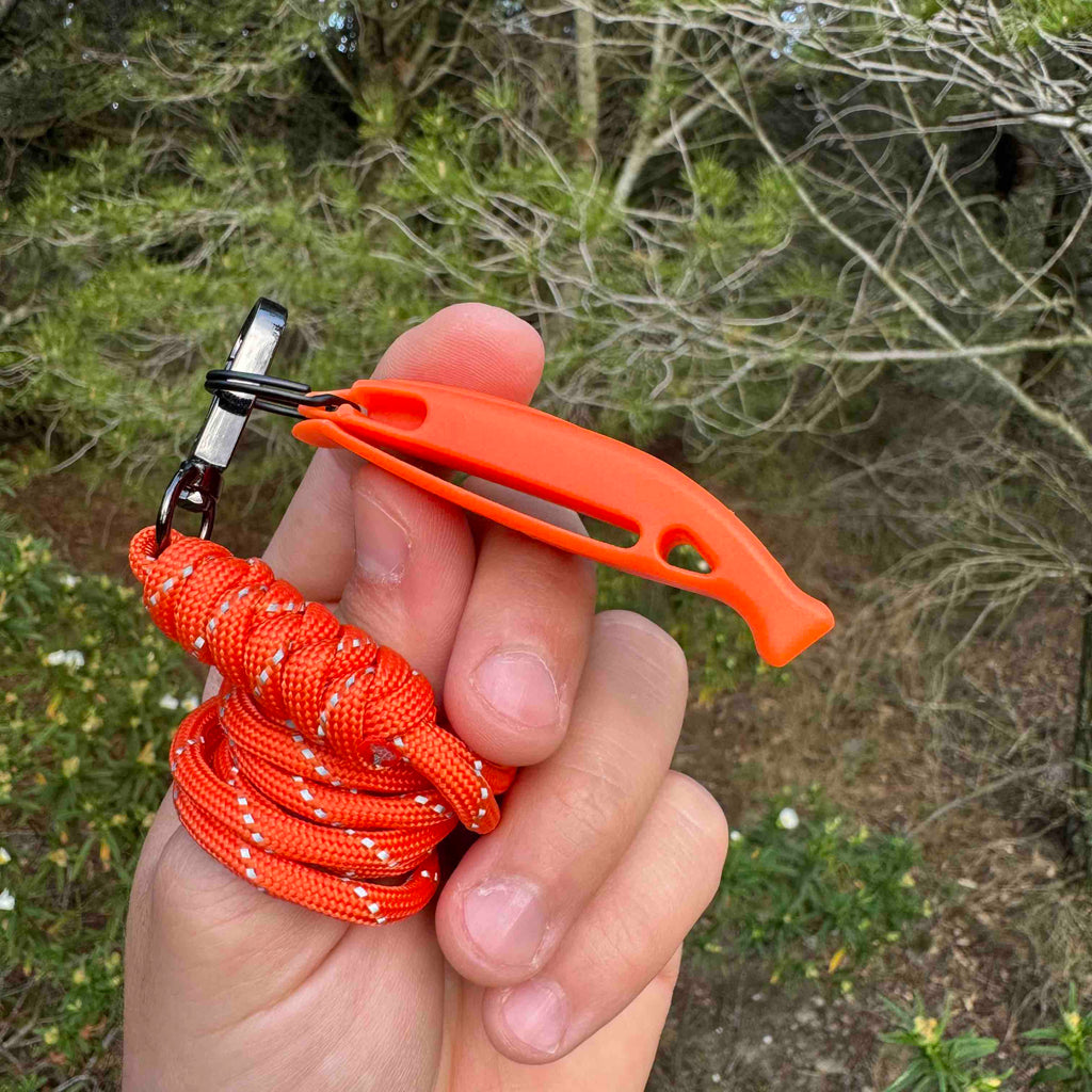 Silbato de emergencia con paracord reflectante