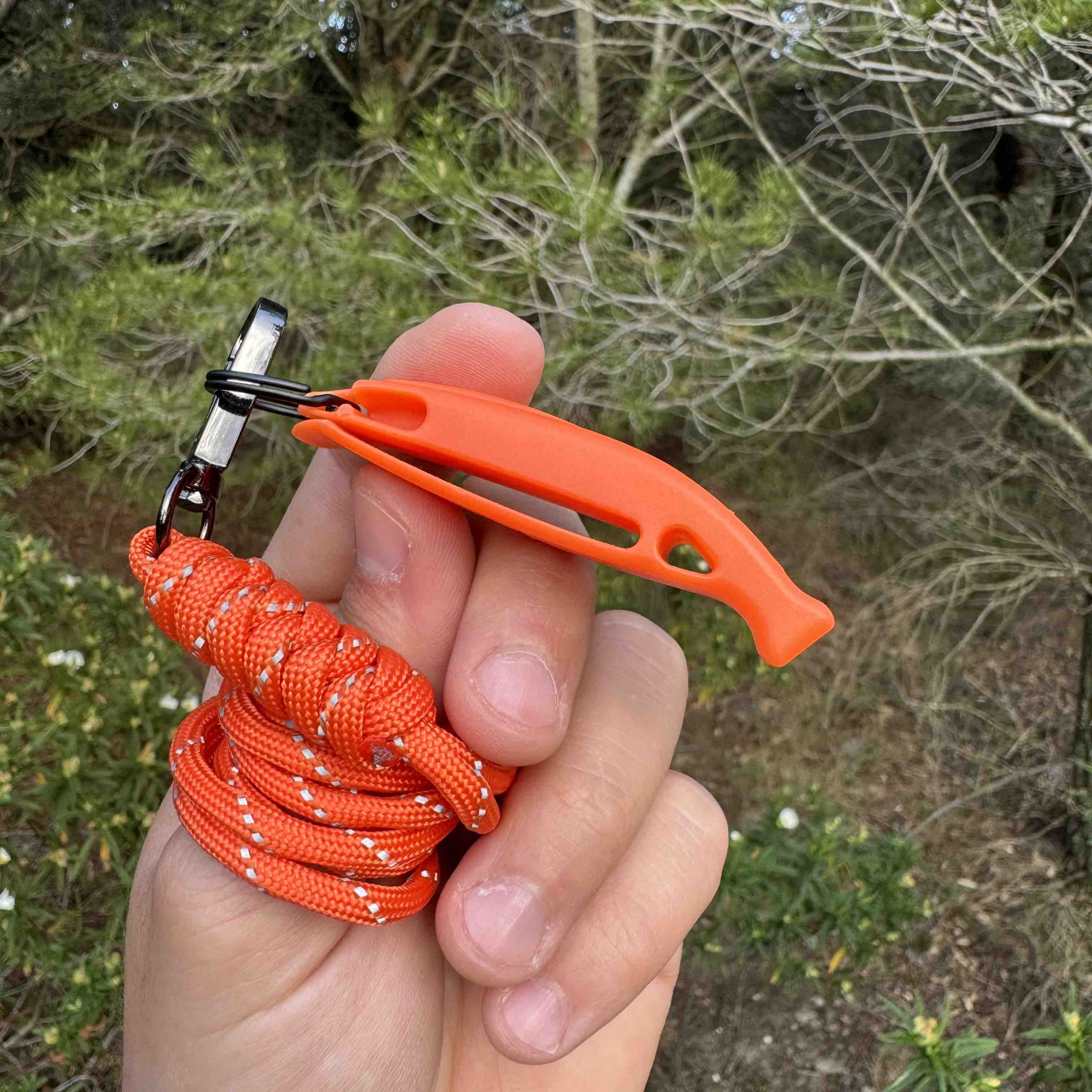 Silbato de emergencia con paracord reflectante
