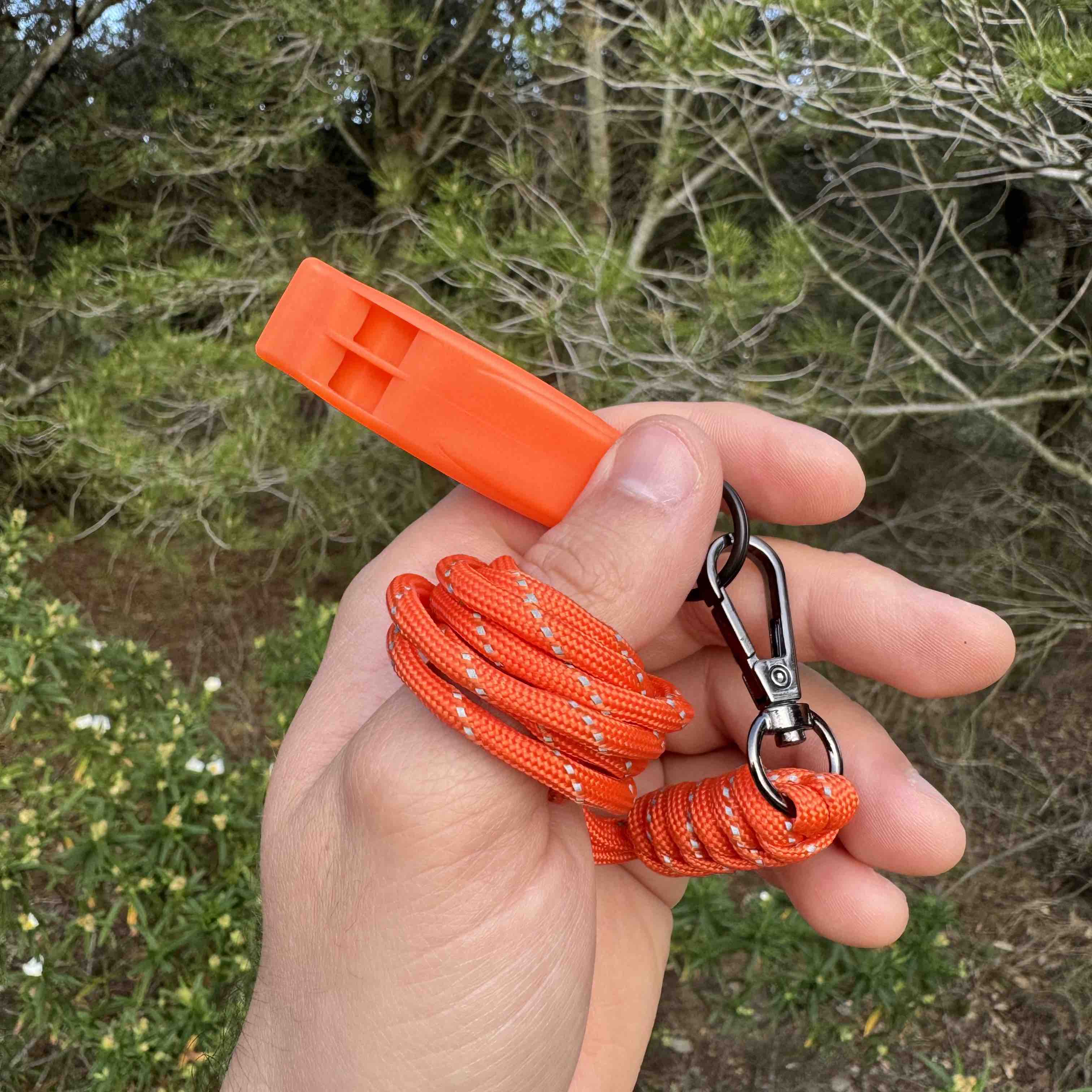 Silbato de emergencia con paracord reflectante