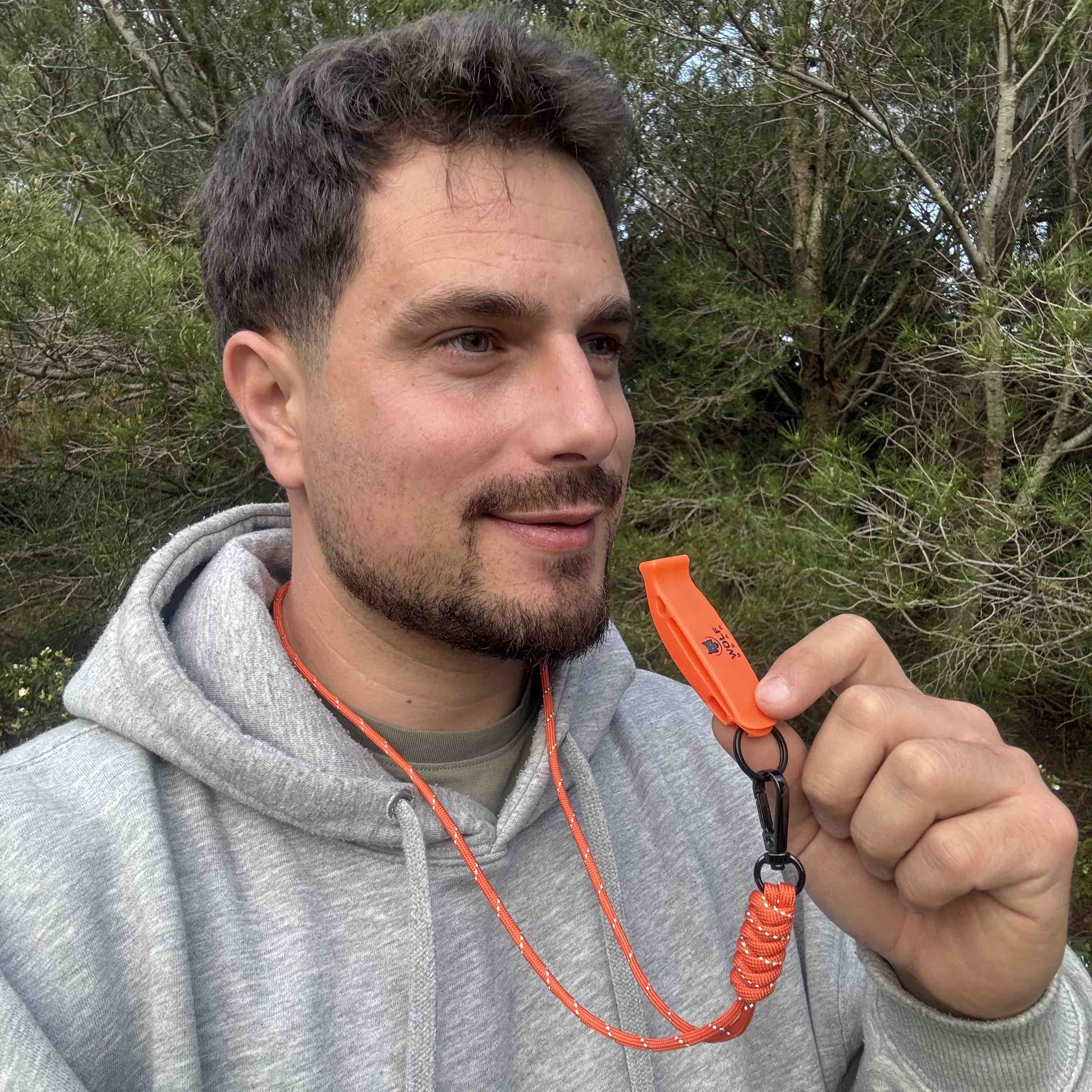 Silbato de emergencia con paracord reflectante