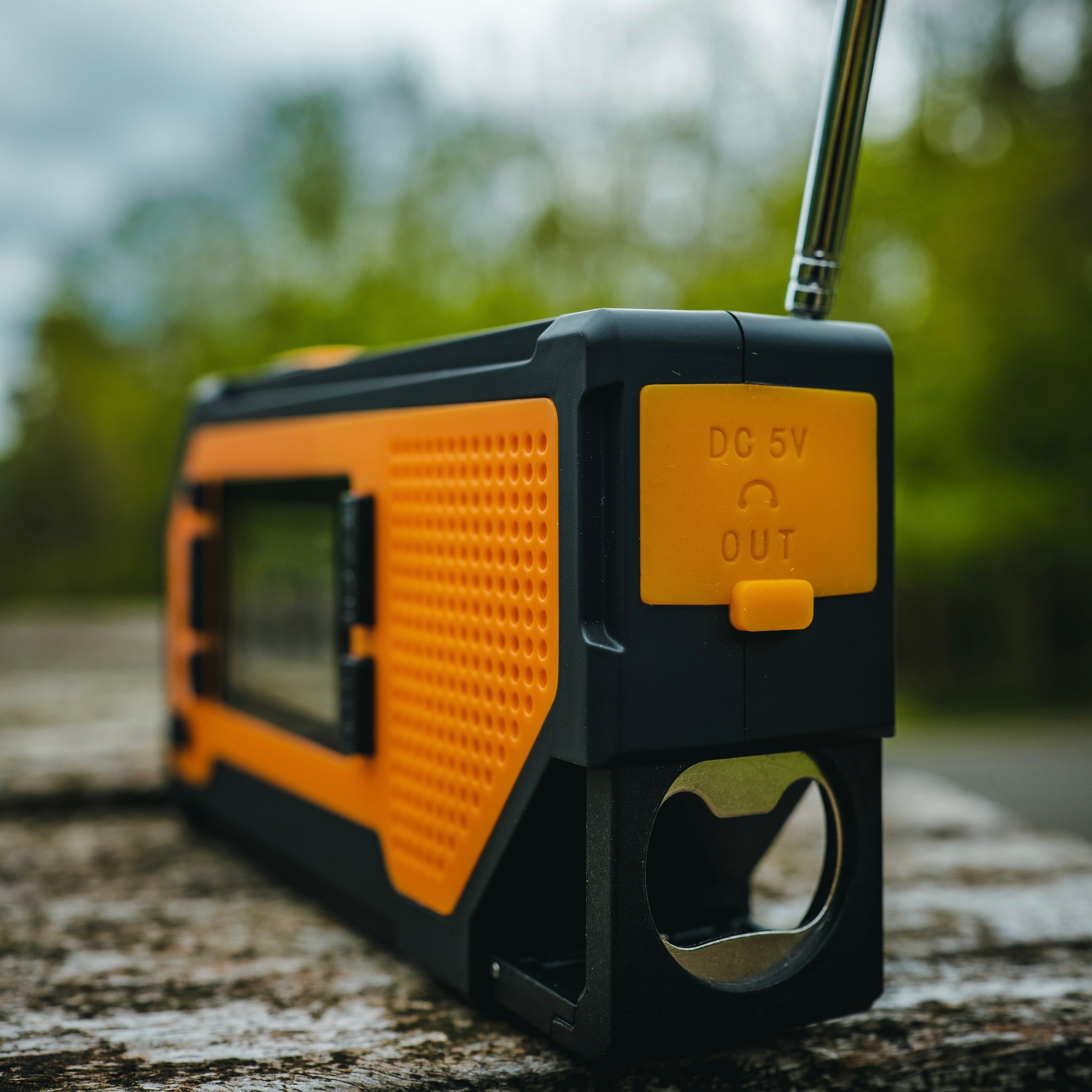 Radio de emergencia multifuncional